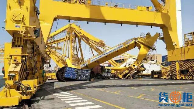 出大事！CMA CGM大型箱船撞塌迪拜码头岸吊！