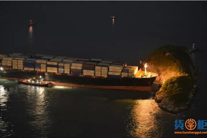 香港一艘货柜船经鸭脷洲时失控直撞火药洲
