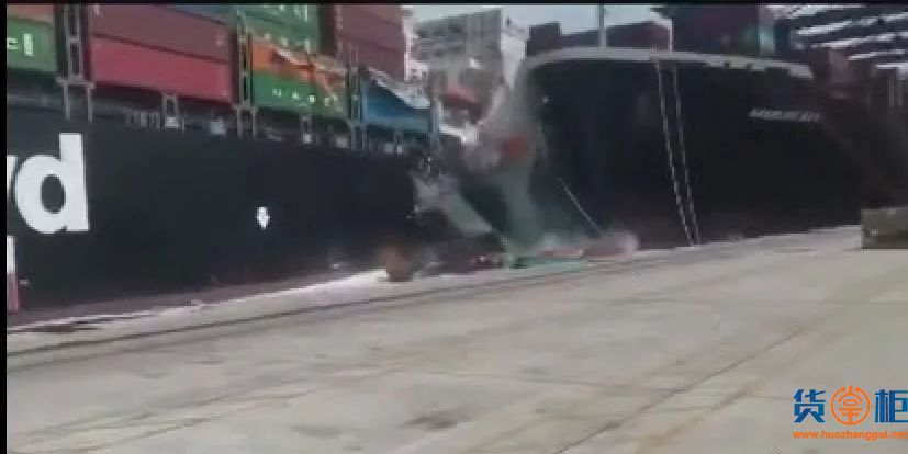 赫伯罗特和以星大型集装箱船在卡拉奇码头相撞