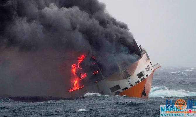 意大利货轮失火沉没，船上载有360个集装箱和2000辆汽车