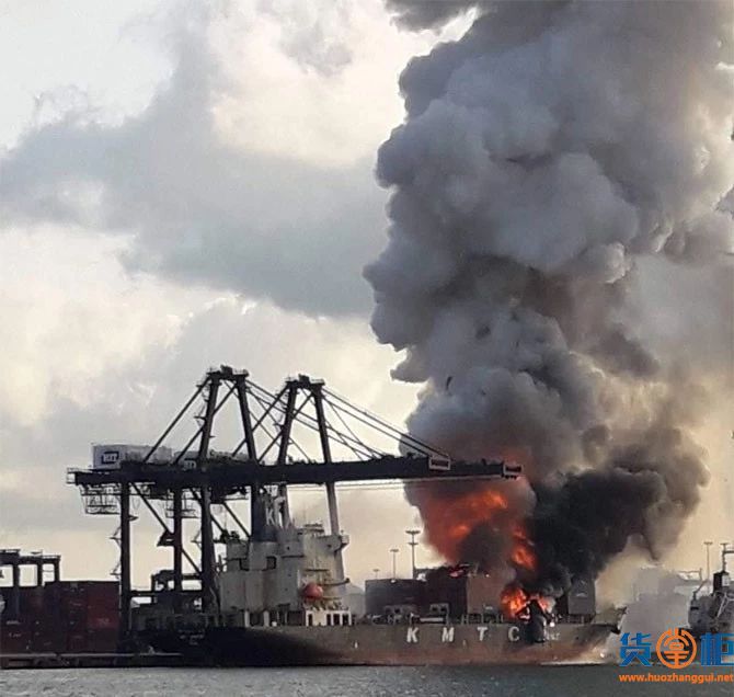 KMTC HONG KONG号的货船上的集装箱发生爆炸并引发大火