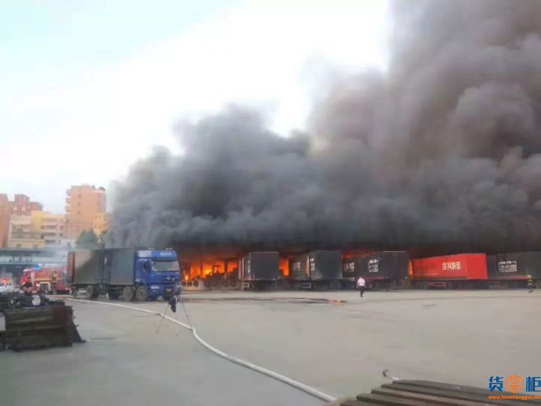 广州一物流园突发大火，集装箱被烧！