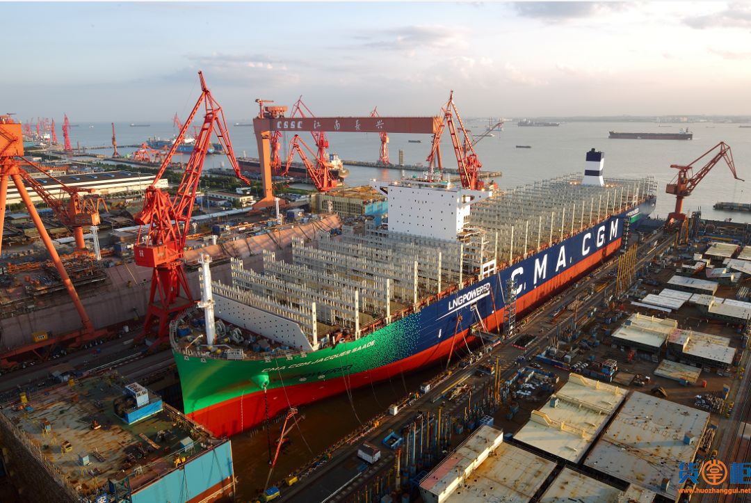 全球首艘最大LNG动力集装箱船在上海下水