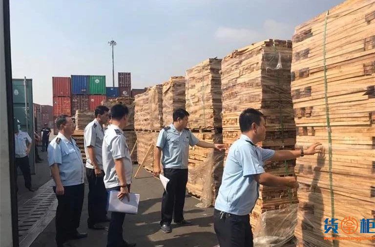 越南海关查获扣留111个准备发往中国的木材集装箱