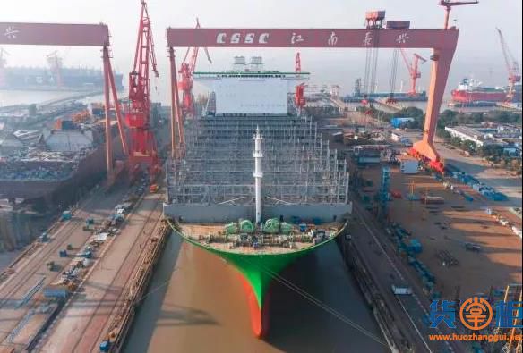 中国首制，全球最大型集装箱船出坞